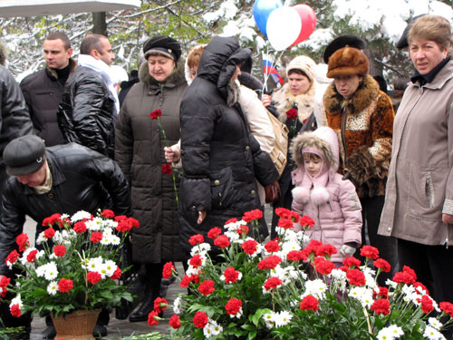 День единства в Ростове-на-Дону. Участники митинга у Вечного огня. 4 ноября 2009 года. Фото "Кавказского Узла"