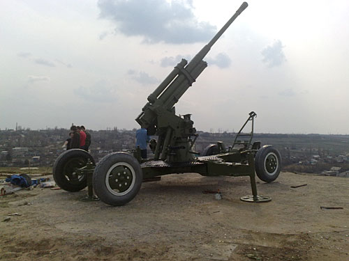 Памятный знак "Зенитка", расположенный на окраине п. Городище Волгоградской области. Апрель 2010 года. Фото "Кавказского Узла"