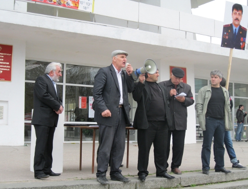 На митинге в защиту работников правоохранительных органов выступает лидер независимого профсоюза сотрудников полиции Магомед Шамилов. Родопский бульвар, Махачкала, 22 апреля 2011 г. Фото "Кавказского узла"