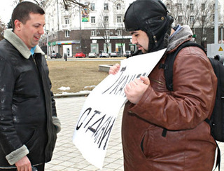 Вячеслав Никитин и Михаил Абрамян во время пикета. Фото Никиты Серебрянникова для "Кавказского узла" 