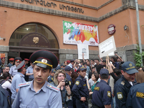 Полиция пытается обеспечить доступ участников акции "Культурное многообразие" в здание Союза художников Армении. Ереван, 21 мая 2012 г. Фото Армине Мартиросян для "Кавказского узла"