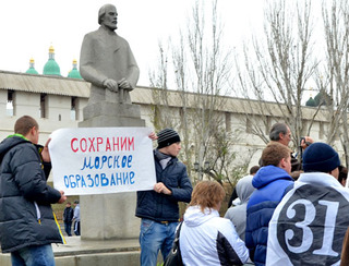 Митинг в защиту Каспийского филиала Морского университета. Астрахань, 2 декабря 2012 г. Фото Елены Гребенюк для "Кавказского узла"