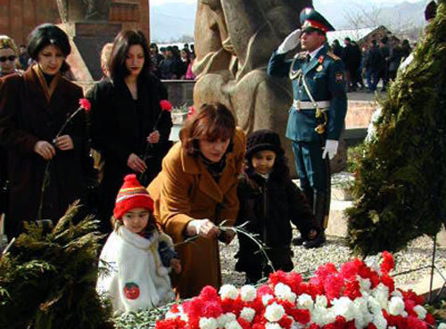 Возложение цветов к памятнику жертвам трагедии на мемориальном комплексе Степанакерта. Нагорный Карабах, 27 февраля 2010 года. Фото "Кавказского Узла"