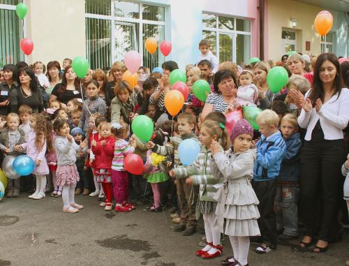 Родители и дети на церемонии открытия
 детского  сада в поселке "Спутник". Владикавказ, 27 сентября 2011 г. Фото Залины Гиголаевой для "Кавказского узла"