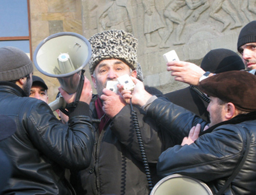 Дагестан, Махачкала, 25 ноября 2011 г. На митинге против похищения людей и произвола силовиков выступает житель Хасавюрта Магомедхан Байсултанов. Фото: Закир Магомедов, http://wordyou.ru/v-rossii/lovlya-svobody-socialnymi-setyami.html