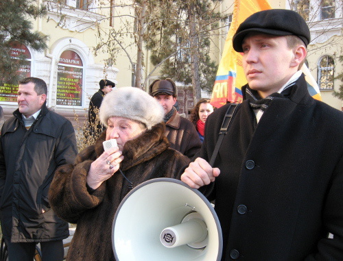 Участники митинга оппозиции "Долой фальшивые выборы". Астрахань, 18 декабря 2011 г.  Фото Вячеслава Ященко для "Кавказского узла"