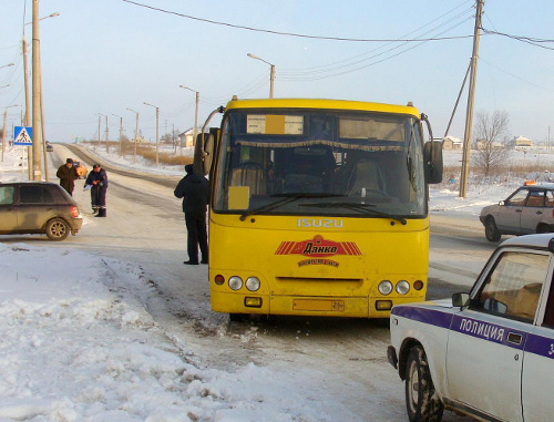 Экипаж ДПС на месте дорожно-траспортного происшествия в Невинномысске. Ставропольский край, 25 января 2012 г. Фото отдела пропаганды безопасности дорожного движения УГИБДД ГУ МВД России по Ставропольскому краю