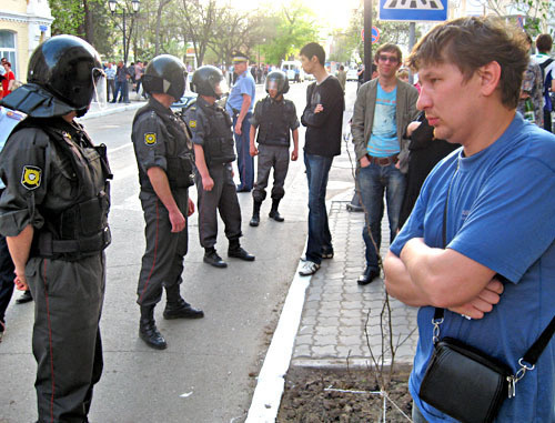 Полиция оцепила улицу Советская. На снимке: противостояние полиции и активистов на улице Советская. Астрахань, 21 апреля 2012 г. Фото Вячеслава Ященко для "Кавказского узла"