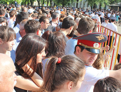 Зрители во время парада ко Дню Победы. Владикавказ, 9 мая 2013 г. Фото Эммы Марзоевой для "Кавказского узла"