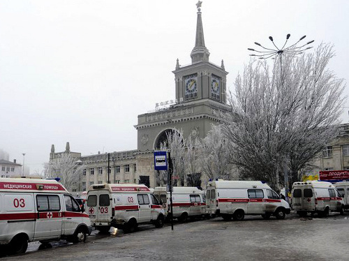 Волгоград, 30 декабря 2013 г. Автомобили скорой помощи у железнодорожного вокзала. Фото пресс-службы аппарата Главы Правительства Волгоградской области, http://www.volganet.ru