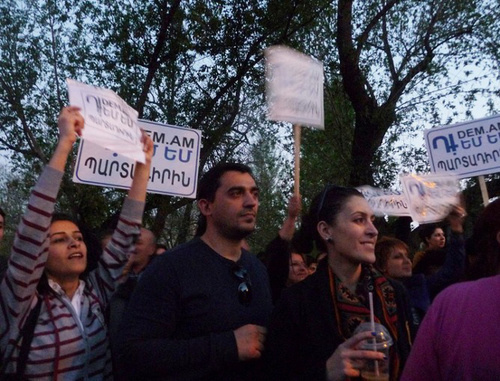 Акция против накопительной пенсионной системы, организованная гражданской инициативой "Я против", у резиденции президента Армении. Ереван, 18 апреля 2014 г. Фото Армине Мартиросян для "Кавказского узла"