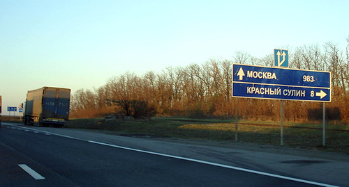 Указатель на Красный Сулин, Ростовская область. Фото: https://upload.wikimedia.org/wikipedia/ru/thumb/0/0c/Kr_sulinsky_rayon-Road.jpg/1280px-Kr_sulinsky_rayon-Road.jpg