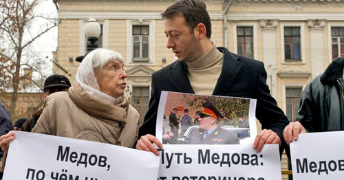 Магомед Хазбиев во время пикета в Москве. Слева - Людмила Алексеева. Фото: RFE/RL