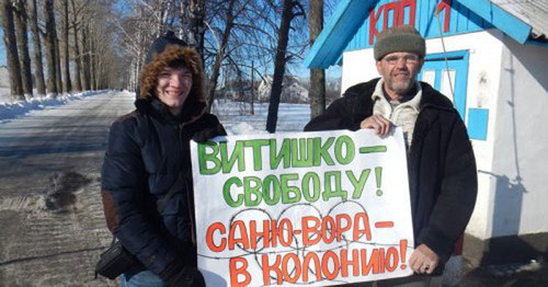 Активисты Экологической вахты по Северному Кавказу в колонии-поселении в селе Садовом Тамбовской области, где отбывает наказание Евгений Витишко. Февраль 2015 г. Фото: экологическая вахта по Северному Кавказу http://www.ewnc.org/