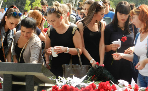 Участники митинга "Беслан-Волгоград. Боль и скорбь всей планеты". Волгоград, 3 сентября 2015 г. Фото Татьяны Филимонова для "Кавказского узла"