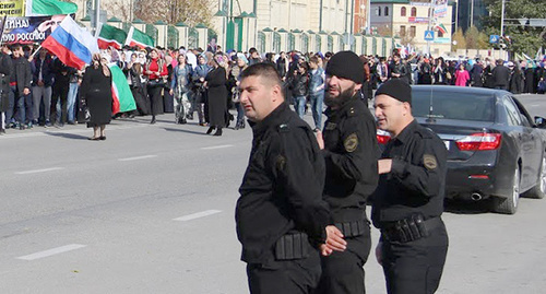 Силовики наблюдают за порядком в Грозном. 4.11.2015. Фото Магомеда Магомедова для "Кавказского узла"