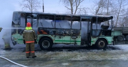 Сгоревший под Ставрополем школьный автобус. Ставропольский край, 20 декабря 2015 года.  Фото: http://26.mchs.gov.ru/operationalpage/operational/item/3324010/