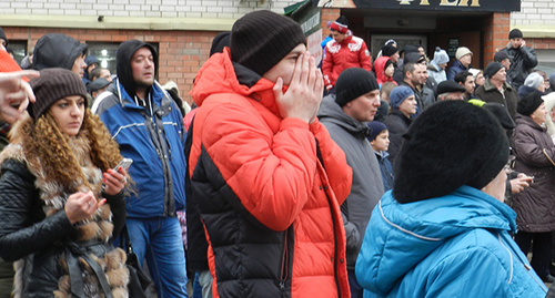 Во дворе дома за пожаром наблюдают жители горящей 9-этажки, декабрь 2015.  Фото Татьяны Филимоновой для "Кавказского узла"