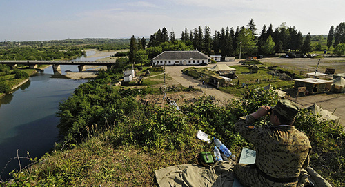 Пограничник на границе Грузии и Абхазии. Фото: © Sputnik/ Михаил Мордасов, http://sputnik-georgia.ru/incidents/20160522/231788973.html