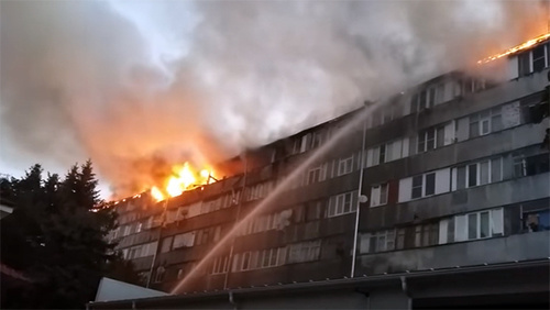 Пожар в доме по улице Энгельса в Ессентуках. Фото: стоп-кадр видео "Причиной крупного пожара в Ессентуках стала сигарета" https://www.youtube.com/watch?v=9xJSkJ0_l90