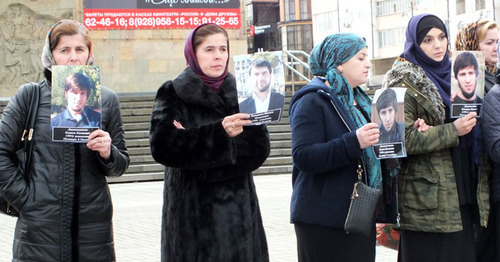 Родные пропавших дагестанцев во время митинга у здания Русского театра. Махачкала, 31 октября 2016 г. Фото Патимат Махмудовой для "Кавказского узла"