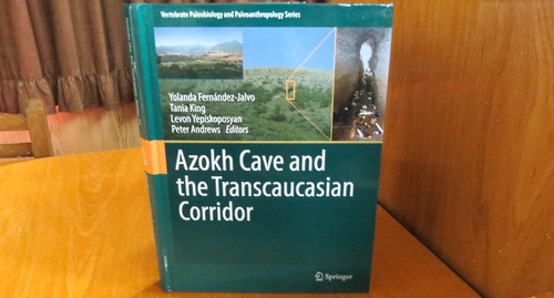 Экземпляр книги "Азохская пещера и Транскавказский коридор". Фото Алвард Григорян для "Кавказского узла"