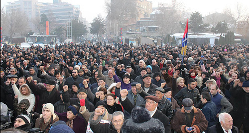 Шествие в память жертв событий 1 марта. Надпись на плакате: "Раскрыть дело 1 марта!"