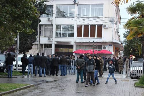 Митинг в поддержку кандидата Джинджолия у здания ЦИК Абхазии