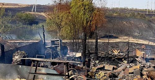 Сгоревшая постройка в Волгоградской области. 22 августа 2017 г. Фото: Алексей Ульянов https://novostivolgograda.ru/