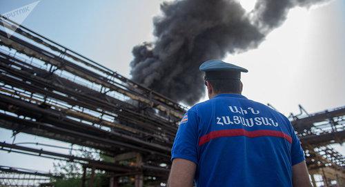 Пожарный на территории завода "Наирит" Фото  Sputnik/ Asatur Yesayants
https://ru.armeniasputnik.am/incidents/20170830/8454643/pozhar-na-nairite-potushen.html