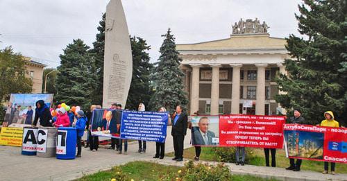 Митинг обманутых дольщиков ООО "Ахтубаситипарк" в Волжском. 30 сентября 2017 г. Фото Татьяны Филимоновой для "Кавказского узла"