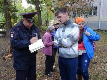 Члены "ЭкоВахты" и местные жители не позволили вырубить деревья во дворе по ул. Селезнева. Краснодар, 14 октября 2017 г. Фото "Экологической Вахты по Северному Кавказу"