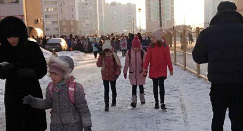 Дети возвращаютсЯ домой из-за сообщения о бомбах. Фото из группы в соцсети «Ростов Главный» https://vk.com/rostovnadonu