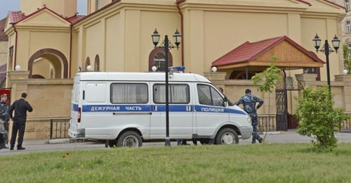 Сотрудники полиции возле храма Архангела Михаила в Грозном. 19 мая 2018 г. Фото: REUTERS/Said Tsarnayev