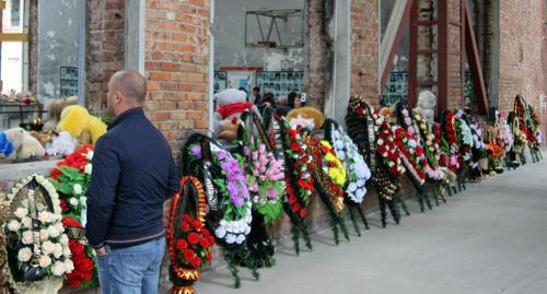 Венки в спортзале школы №1 в Беслане. Фото  Алана Цхурбаева для "Кавказского узла"