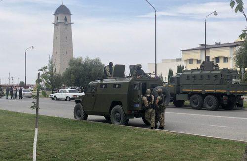 Силовики в центре Магаса, где проходит акция протеста. 4 октября 2018 года. Фото Умара Йовлоя для "Кавказского узла"