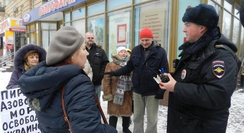 Опрос участниц конфликта сотрудником полиции. Волгоград, 2 декабря 2018 года. Фото Татьяны Филимоновой для "Кавказского узла"