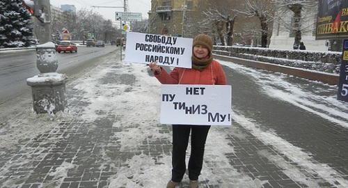 Ольга Карпухнова на одиночном пикете в Волгограде. 15.12.2018 г. Фото Татьяны Филимоновой для "Кавказского узла"