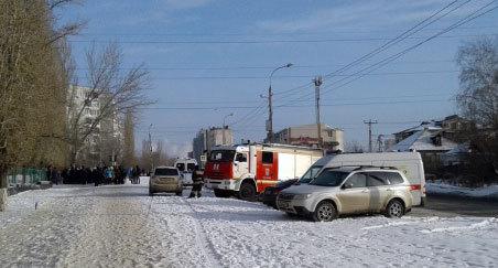 Пожарные и полиция окружают школу в Волгограде после сообщений о бомбе. Фото: Виктория Рындина https://v1.ru/text/gorod/65898671