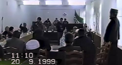 Заседание Парламента ЧРИ 1999 года. Фото: кадр видео ЧГТРК "Грозный" Эксклюзивная съемка заседания Парламента ЧРИ 1999 года
 https://www.youtube.com/watch?time_continue=23&v=S0BtM_aoTAs
