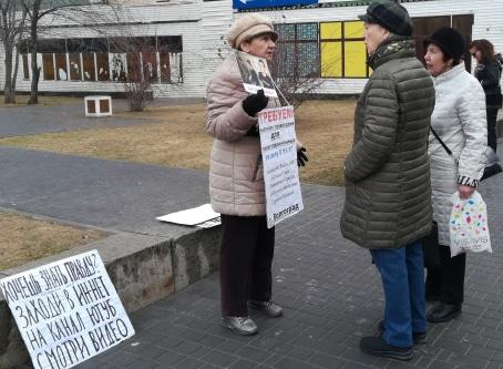 Наталья Дорожнова на пикете общается с прохожими. Фото Татьяна Филимонова для "Кавказского узла".