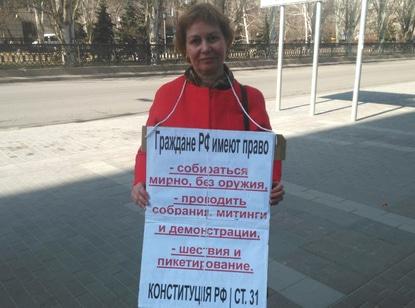 Тома Гродникова проводит одиночный пикет в поддержку 31-й статьи Конституции России. Волгоград, 31 марта 2019 года. Фото Татьяны Филимоновой для "Кавказского узла".