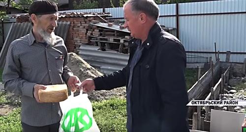 Раздача продуктовых наборов в первый день месяца поста Рамадан. Фото кадр видео 
ЧГТРК "Грозный" https://www.youtube.com/watch?v=VbQkQ9QFJ3g