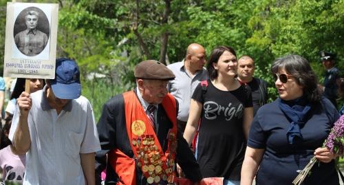 Участники шествия "Бессмертный полк" в Ереване. Фото Тиграна Петросяна для "Кавказского узла"