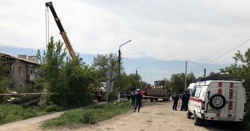 Спасательные работы на месте взрыва в многоквартирном доме. Поселок Чистоозерный, 12 мая 2019 года. Фото Вячеслава Прудникова для "Кавказского узла".