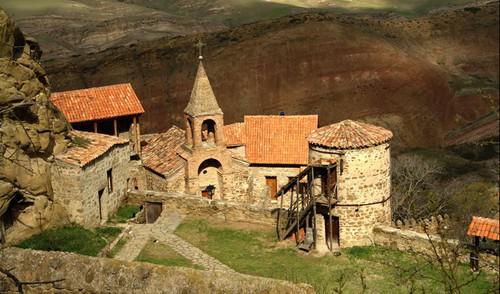 Монастырский комплекс "Давид Гареджи". Фото: Paata Vardanashvili from Tbilisi, https://ru.wikipedia.org/wiki/Давид-Гареджа#/media/File:David_Gareja_monastery_complex.jpg