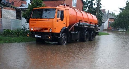 Водооткачивающая машина на улице Краснодара. Фото: пресс-служба администрации  Краснодара https://krd.ru/novosti/glavnye-novosti/news_18082019_160025.html