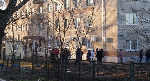 Жители Луганской области у паспортного центра в Красном Сулине. Фото Вячеслава Прудникова для "Кавказкого узла".