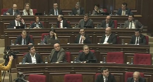 Заседание парламента Армении. Стоп-кадр видео канала YouTube Parliament of Armenia https://www.youtube.com/watch?v=f3jb0AtXRxA&feature=emb_title