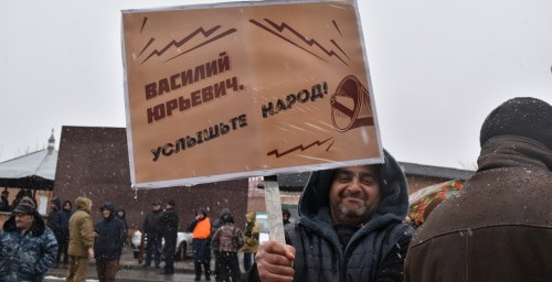 Житель Ростовской области с плакатом, адресованным губернатору Василию Голубеву. Фото Константина Волгина для ""Кавказского узла".